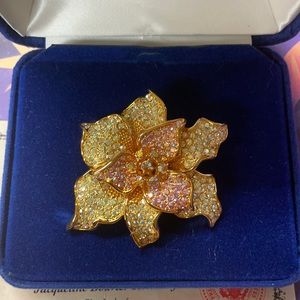 Jacqueline Bovier Kennedy flower pin